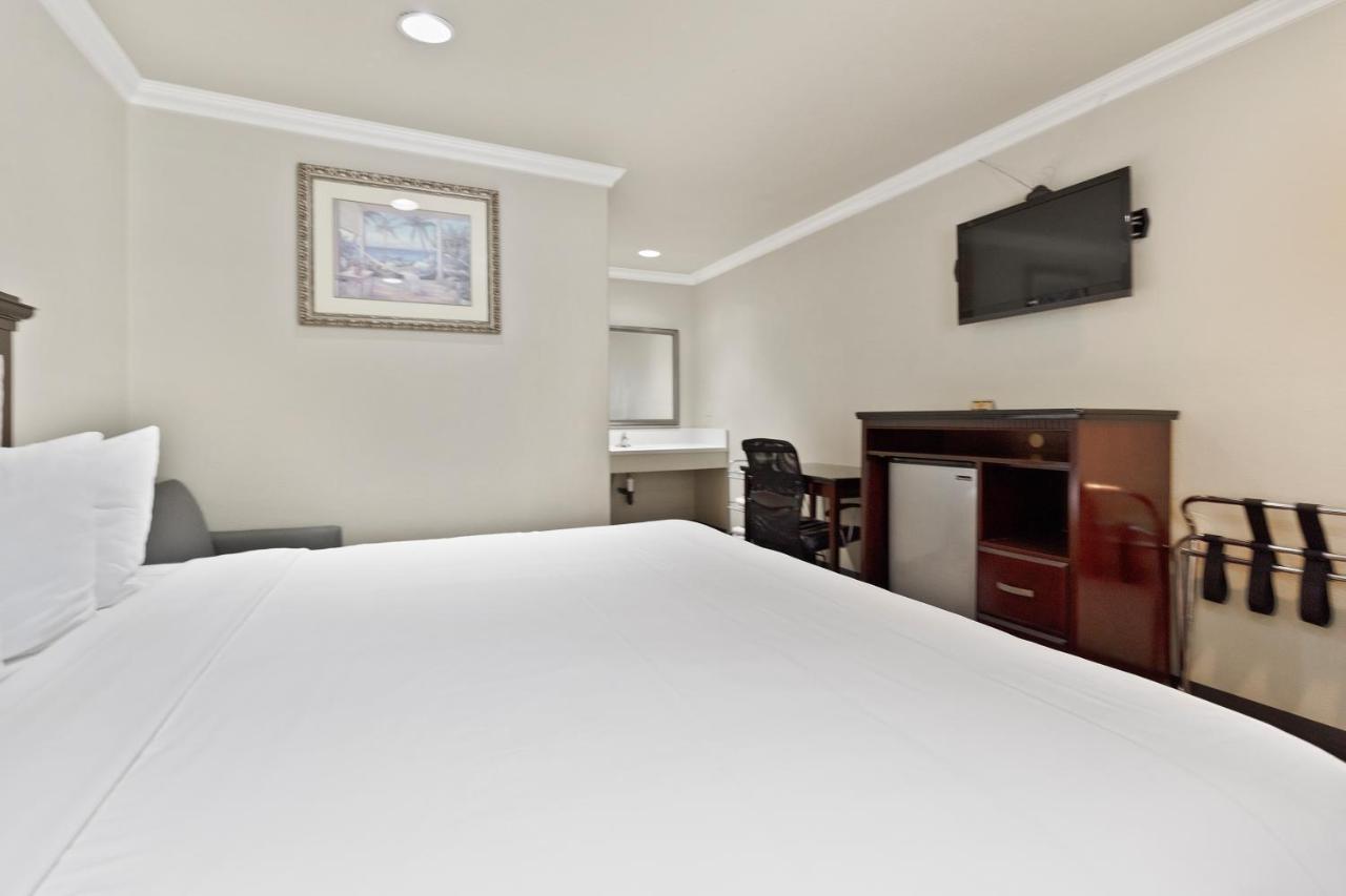 Le Blanc Inn & Suites El Monte Εξωτερικό φωτογραφία